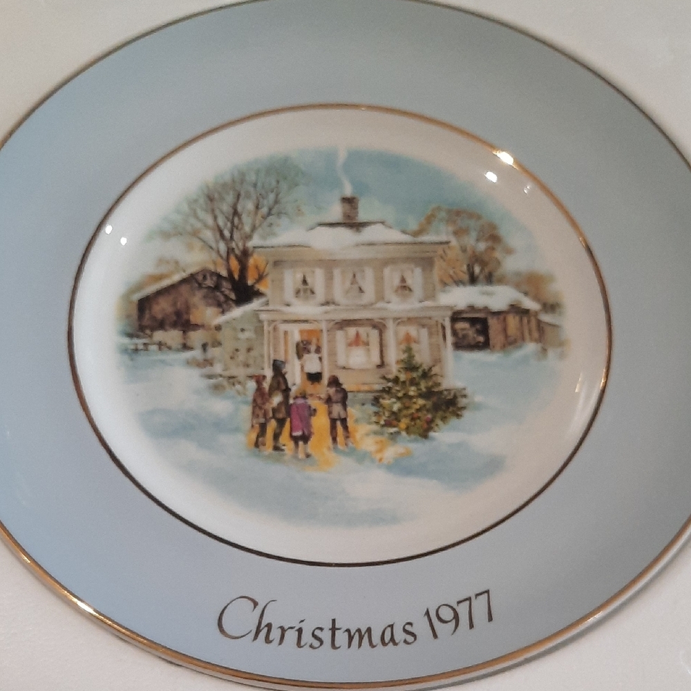 Avon Christmas 1977 Decorative Plate - Blue and Gold